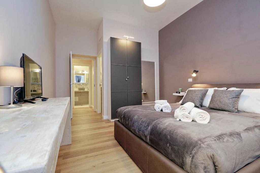 Double bedroom with wardrobe, console and a doorway towards a bathroom